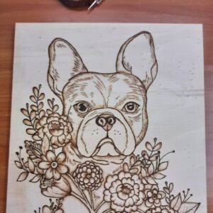 Kleine Bulldogge mit Blumen