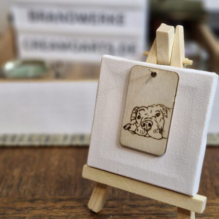Liegender Hundekopf auf Holzanhänger, Pyrografie