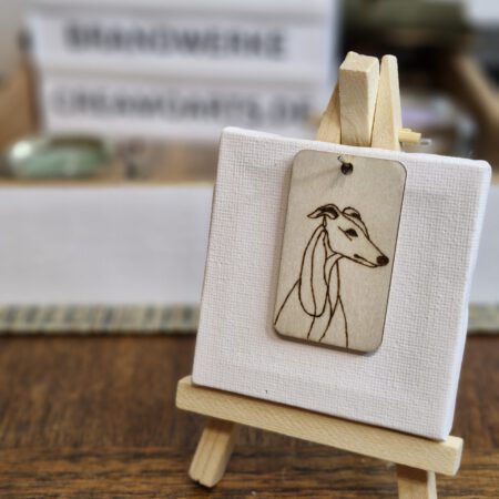 Rechteckiger Schlüsselanhänger aus Holz mit Windhund im One-Line-Stil
