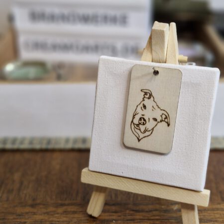 Schlüsselanhänger mit Hundekopf, schräg blickend, Pyrografie