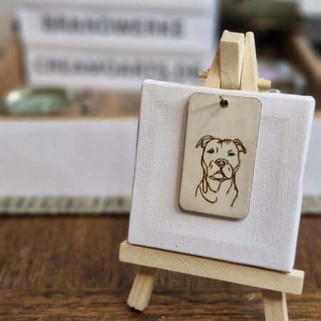 Schlüsselanhänger mit ernstem Hundekopf