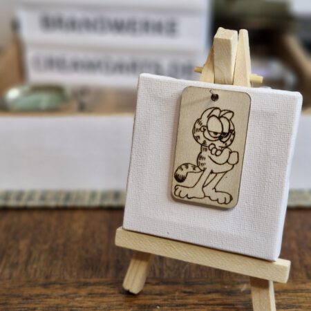 Holz-Schlüsselanhänger rechteckig mit Comic-Kater-Motiv, eingebrannt mit echter Brandmalerei