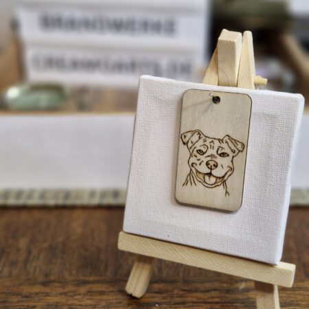 Schlüsselanhänger mit fröhlichem Hundegesicht in Pyrografie
