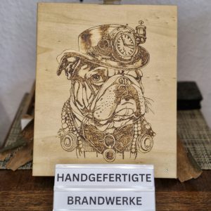 Bulldogge mit Steampunk-Hut und Accessoires