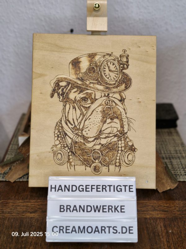 Bulldogge mit Steampunk-Hut und Accessoires