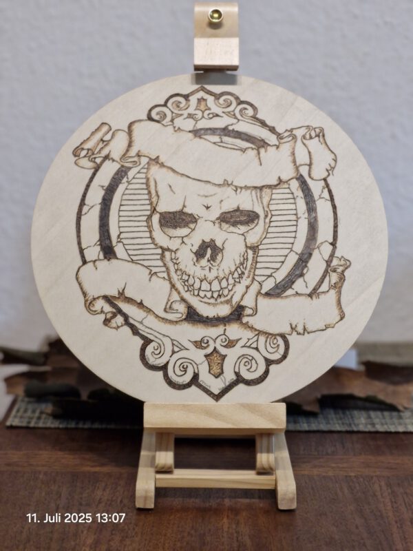 Totenkopf im Ornamentkreis, runde Holzform
