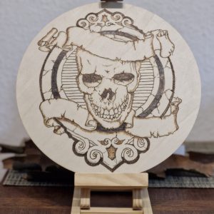 Totenkopf im Ornamentkreis, runde Holzform
