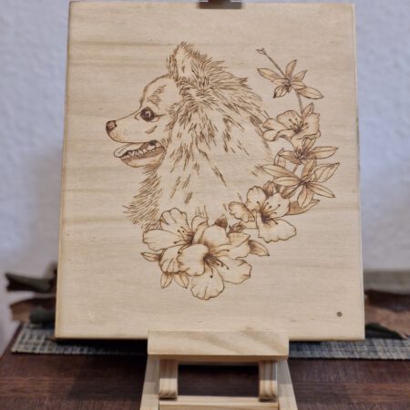 Holzbild mit Hundeportrait Spitz und floralen Elementen