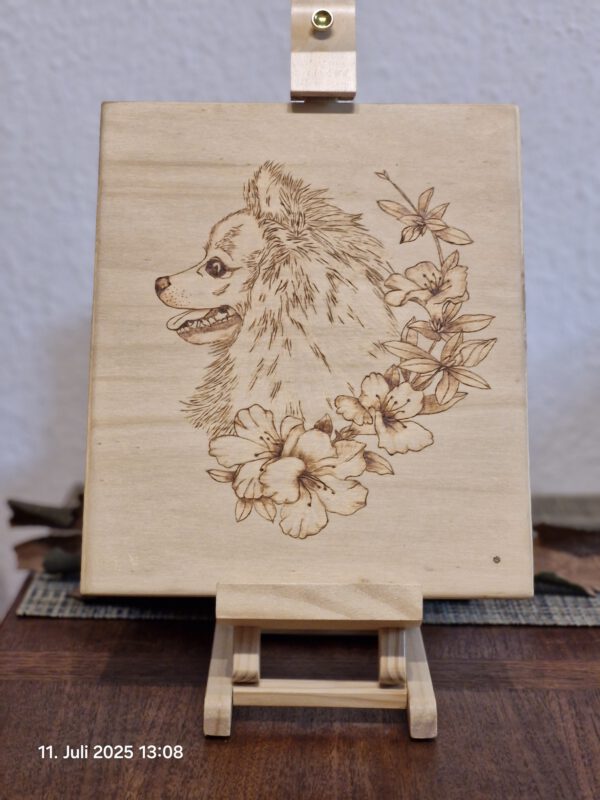 Holzbild mit Hundeportrait Spitz und floralen Elementen