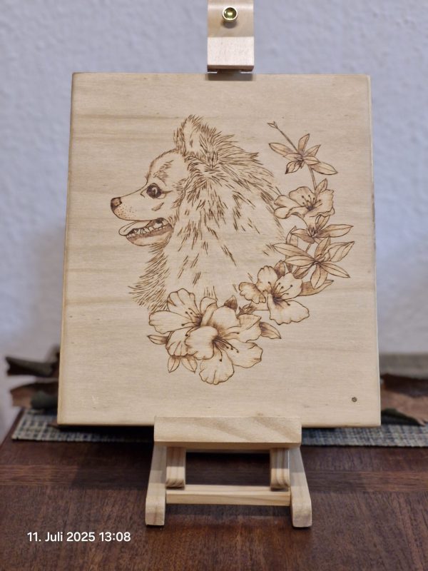 Holzbild mit Hundeportrait Spitz und floralen Elementen