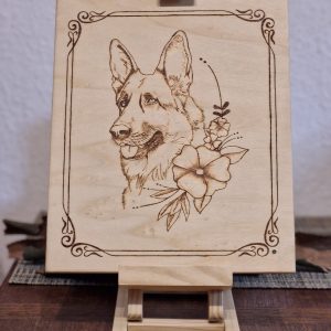 Schäferhund Kopfportrait mit Blumenrahmung