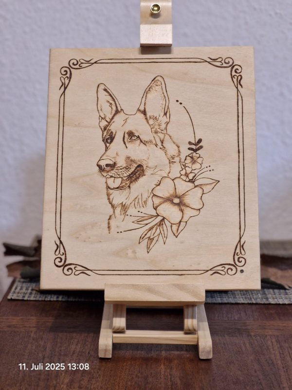 Schäferhund Kopfportrait mit Blumenrahmung