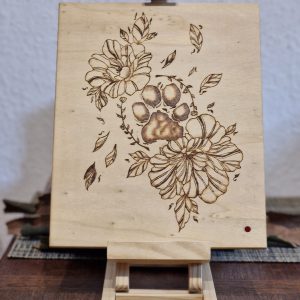 Holzbild mit Pfotenabdruck und Blumen