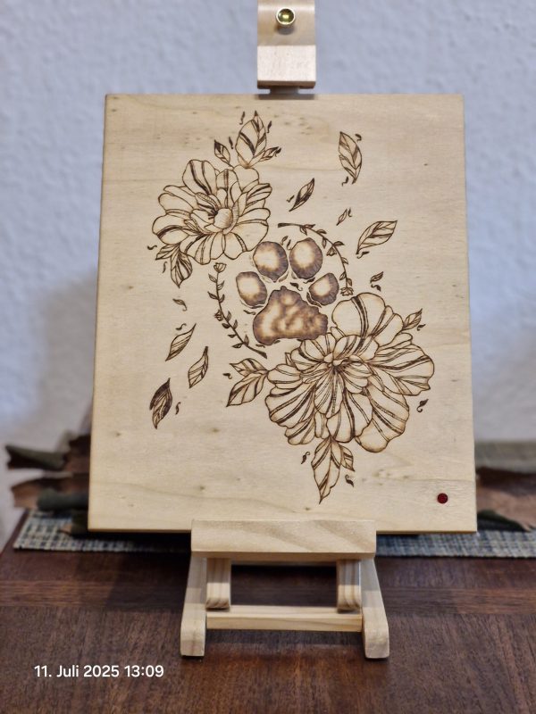 Holzbild mit Pfotenabdruck und Blumen