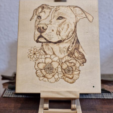 Staffordshire-Mischling mit floraler Verzierung