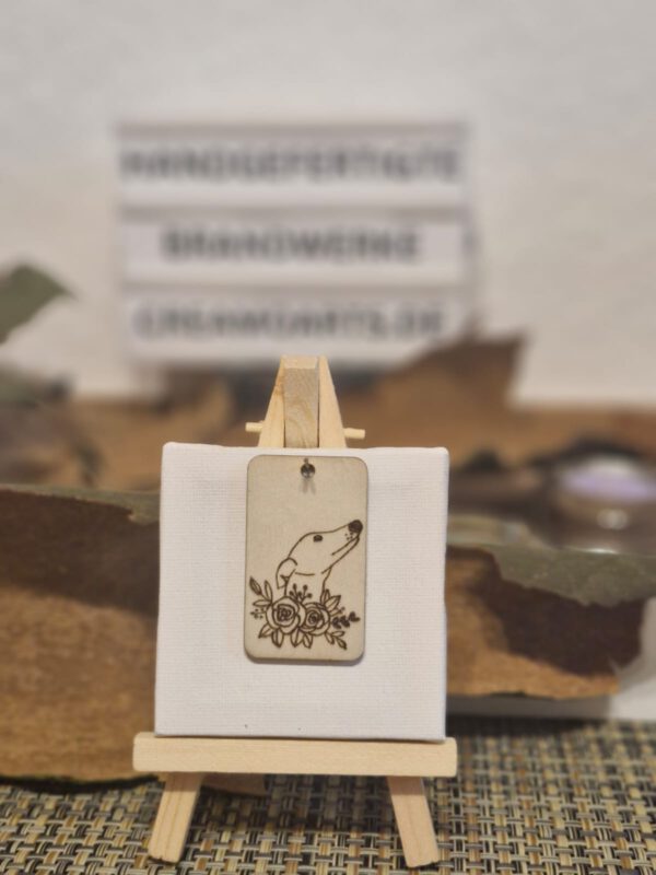 Hundekopf mit Blumenornament, freihändig gebrannt