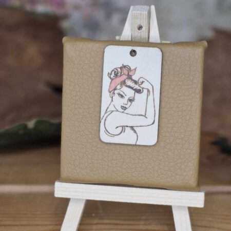 Schlüsselanhänger „Rockabilly Lady“ – Handgebrannt aus Holz