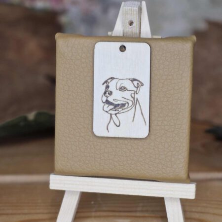 Ein fröhliches Hundegesicht mit offenem Maul und Zunge – pure Lebensfreude.