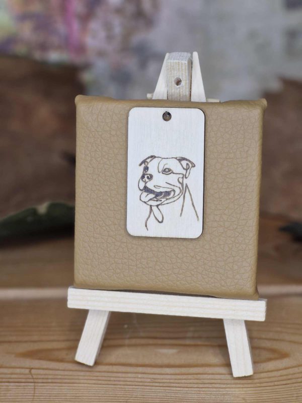 Ein fröhliches Hundegesicht mit offenem Maul und Zunge – pure Lebensfreude.