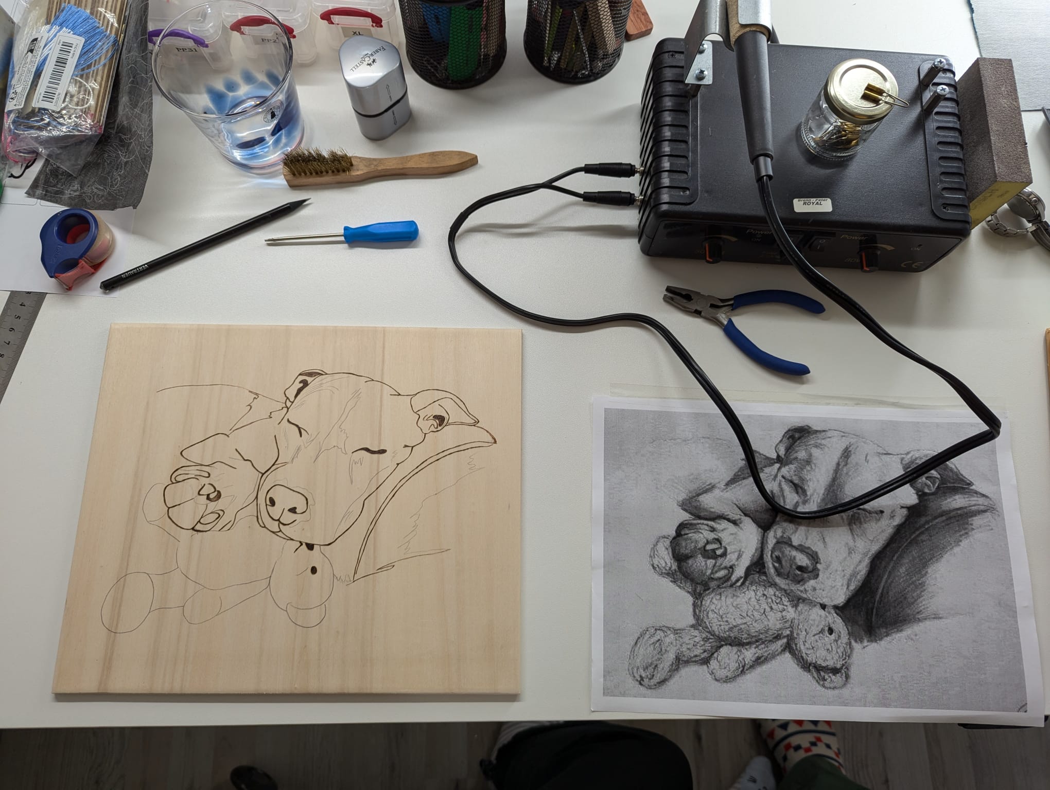 Mona bei der Brandmalerei