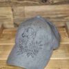 Baseball Cap Grau Galgo & Rosen aus Veloursleder – Brandmalerei Unikat Graue Baseball Cap aus Veloursleder mit frei-Hand gebrannter Brandmalerei: Galgo mit Rosen und „Galgo“-Schriftzug, handgemacht.