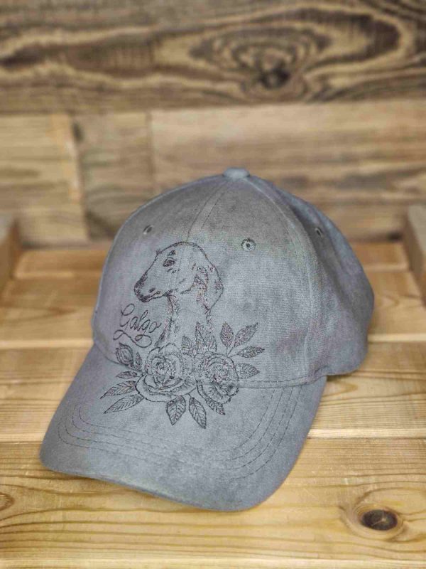 Baseball Cap Grau Galgo & Rosen aus Veloursleder – Brandmalerei Unikat Graue Baseball Cap aus Veloursleder mit frei-Hand gebrannter Brandmalerei: Galgo mit Rosen und „Galgo“-Schriftzug, handgemacht.