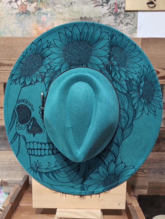 creamoarts-brandwerk cowboy hut 2025001 Western Hut: Schädel in Türkis & Sonnenblumen, Día de los Muertos