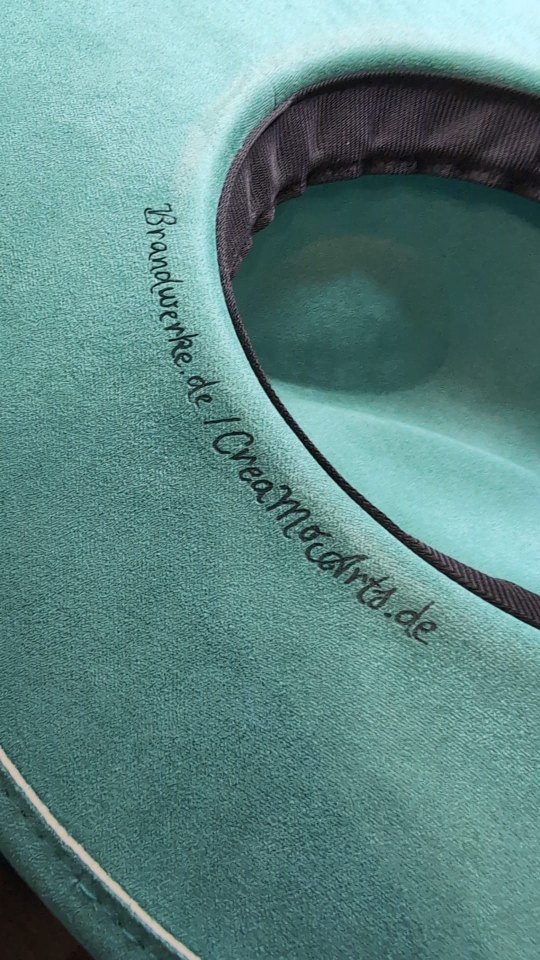 Cowboy Hut petrol mit Schädel & Sonnenblumen – Brandmalerei Unikat Cowboy Hut in Petrol mit frei-Hand gebrannter Brandmalerei: stilisierter Schädel im Día-de-los-Muertos-Stil, kombiniert mit Sonnenblumen, handgemacht.