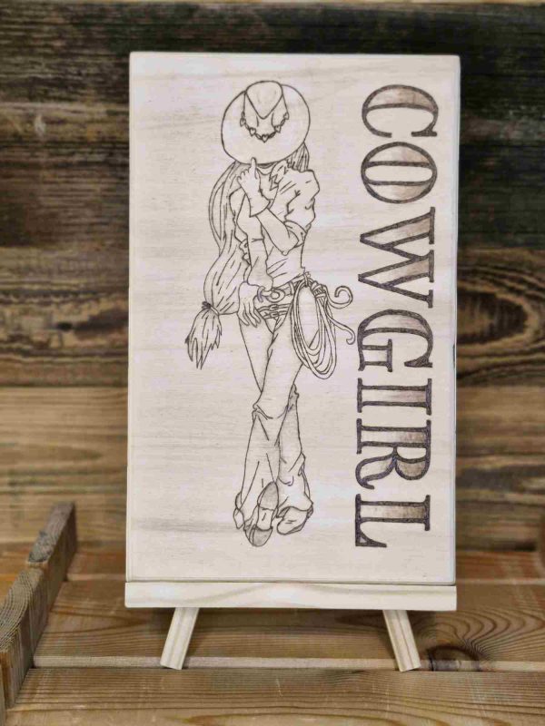 Holzbild im Hochformat mit Cowgirl und Western-Schriftzug „Cowgirl“